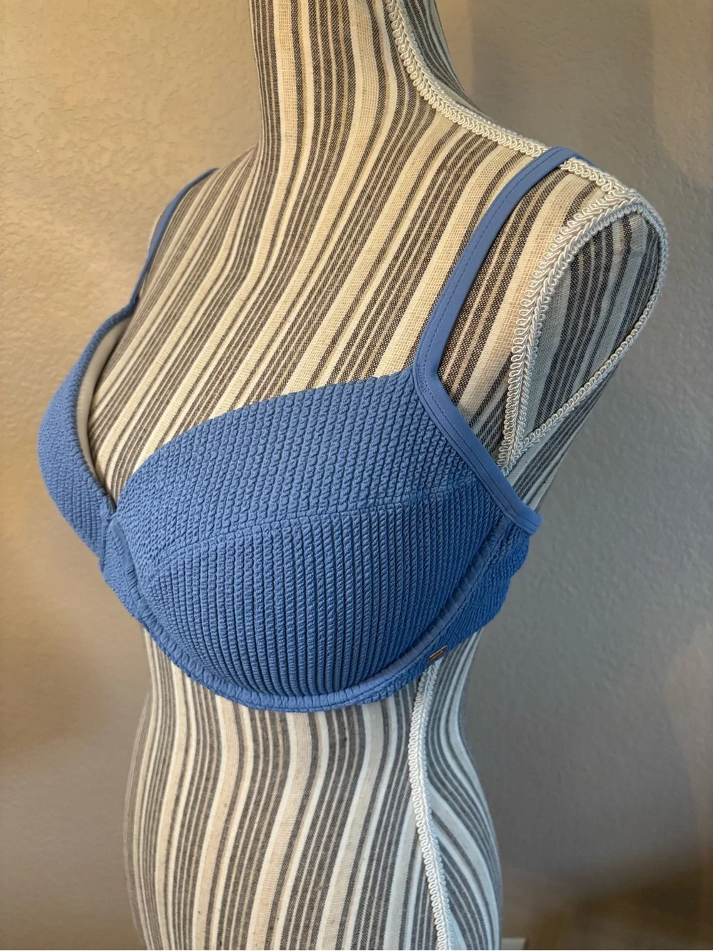 New PINK Victoria's Secret Bikini Top M-DD Blue Crinkle Texture Pushup Underwire